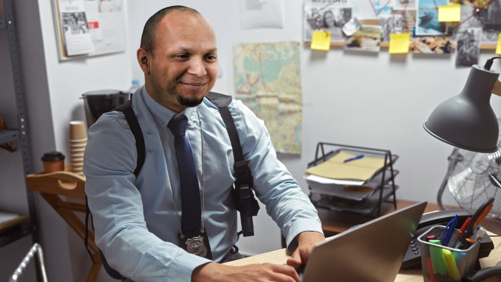 Cop Posing As Underage Girl Online Falls In Love With Pedophile