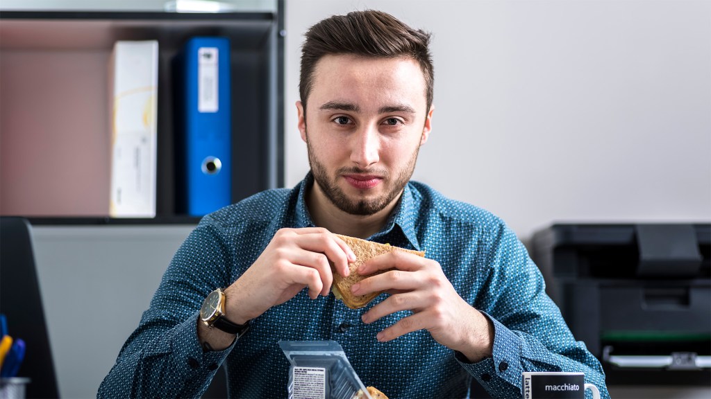Man Decides Eating Lunch Without Headphones On Counts As Meditating