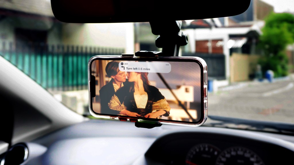 Uber Driver Seemingly Watching ‘Titanic’ For First Time